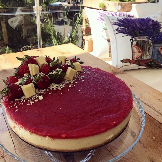 Çilek Soslu Tatlı