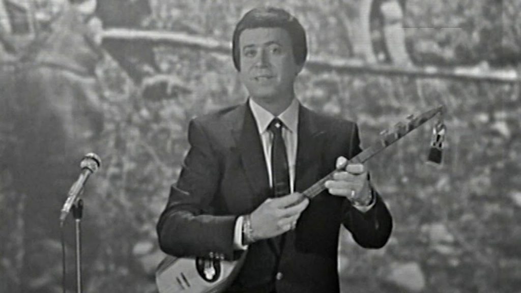 Özay Gönlüm – Zobalarinda Kuru Meşe (Öyküsü ile)