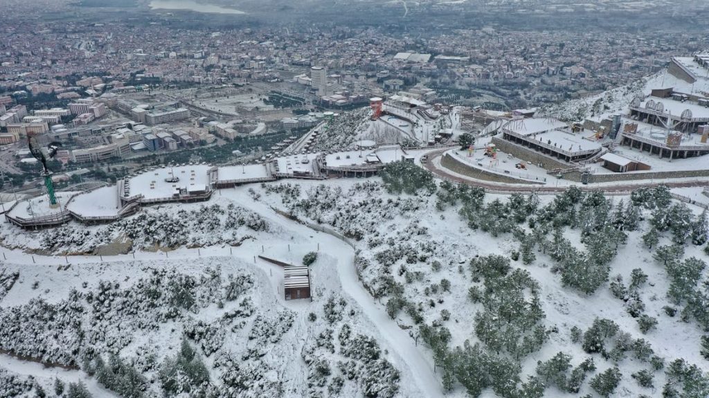 SEYİR TEPESİ BEYAZ ÖRTÜYLE BİR BAŞKA GÜZEL